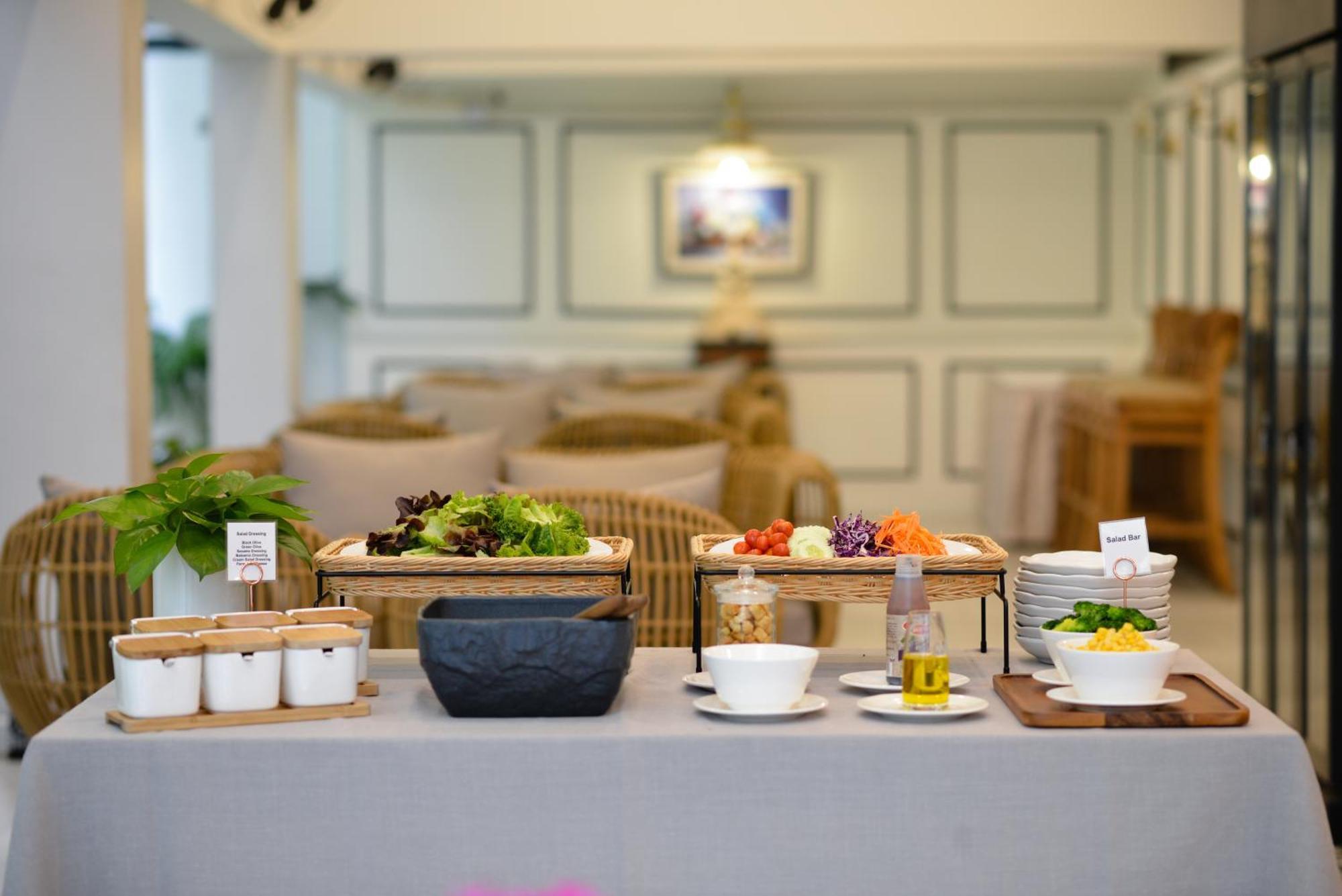 빌라 드 프라나콘 - 를레 앤 샤토 방콕 외부 사진 A salad bar